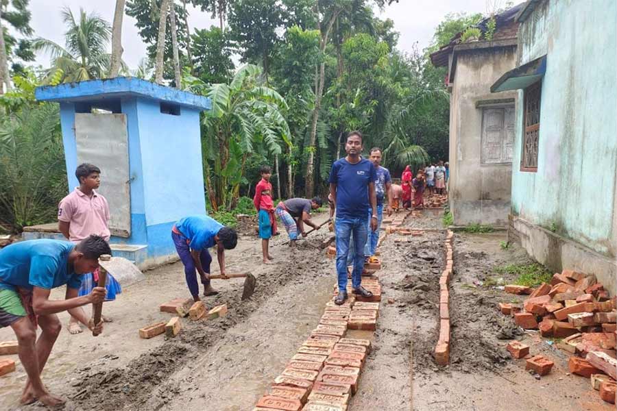 ভগবানপুর এলাকায় নিজের পকেটের টাকা খরচ করে রাস্তা তৈরি করে দিচ্ছেন তৃণমূল নেতা।