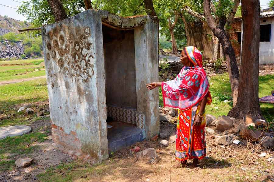 পশ্চিম বর্ধমানের সালানপুরের রাধাডি গ্রামের বেহাল শৌচাগার। ছবি: পাপন চৌধুরী