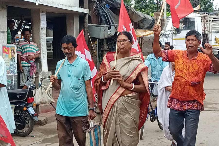 ভোট প্রচারে ময়ূরেশ্বরের ঝর্ণা মণ্ডল।