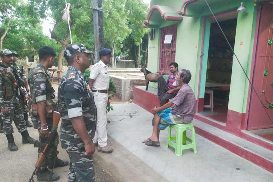 মহম্মদবাজারের বিভিন্ন গ্রামে পুলিশের রুট মার্চ।ছবি: পাপাই বাগদি