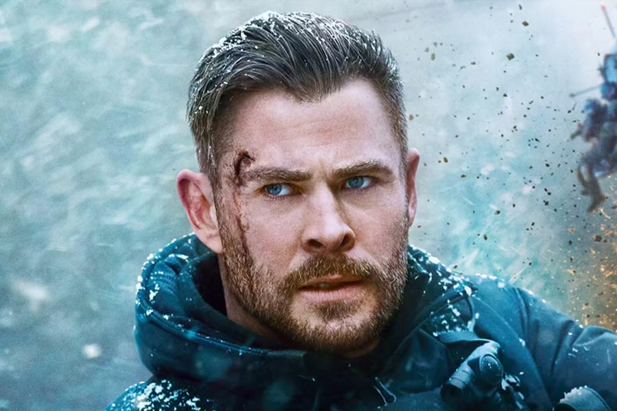 সম্প্রতি ওটিটি প্ল্যাটফর্মে মুক্তি পেয়েছে ক্রিস হেমসওয়ার্থ অভিনীত ‘এক্সট্র্যাকশন’ ছবির দ্বিতীয় পর্ব। মার্ভেল সুপারহিরোর জগতে থরের চরিত্রে দর্শক পছন্দ করেছিলেন ক্রিসকে। অ্যাকশন ঘরানার ছবিতে অভিনয় করেও বাজিমাত করেছেন তিনি।