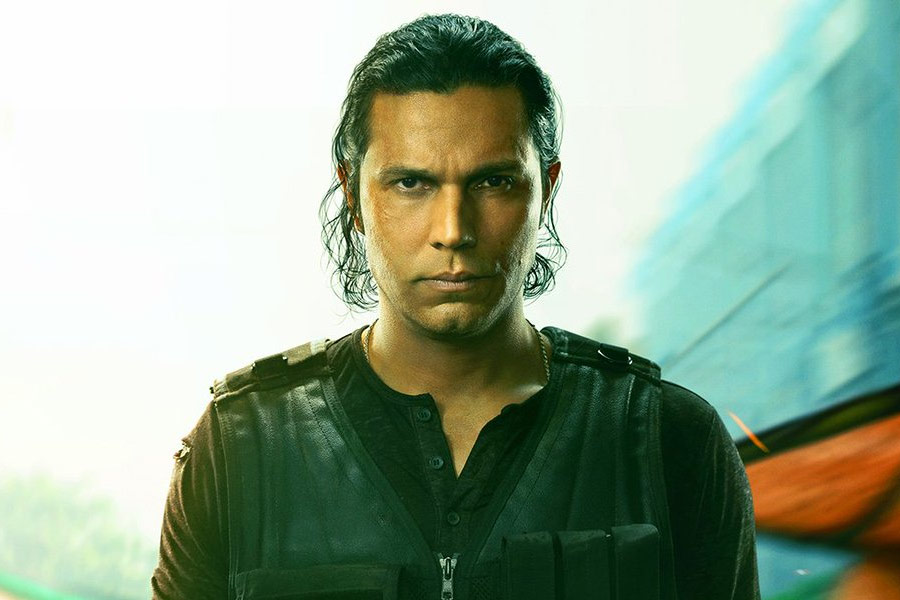 ‘এক্সট্র্যাকশন’ ছবির প্রথম পর্ব মুক্তির পর তিন বছর অপেক্ষা করেছেন দর্শক। ক্রিসের বিপরীতে বলি অভিনেতা রণদীপ হুডার অভিনয়ও প্রশংসা পেয়েছিল। তবে হলিউড সিনেমায় ভারতের টুকরো ছবি দেখতে পেয়ে মন ভরে গিয়েছিল দর্শকের।