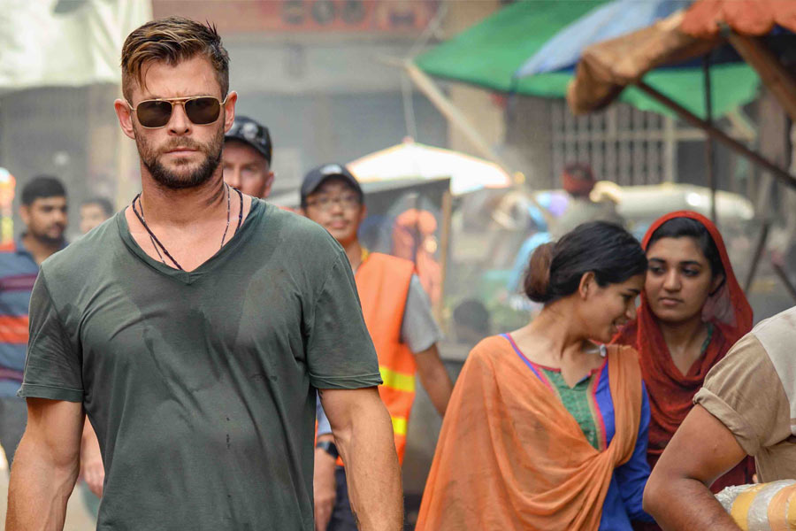 সাধারণত ভারতীয় ছবির শুটিং করতে বিদেশের নানা প্রান্তে দলবল নিয়ে পাড়ি দিতে দেখা যায় ছবি নির্মাতাদের। পাশাপাশি ভারতকেও শুটিং স্পট হিসাবে বেছে নিচ্ছেন হলিউডের ছবি নির্মাতারা।