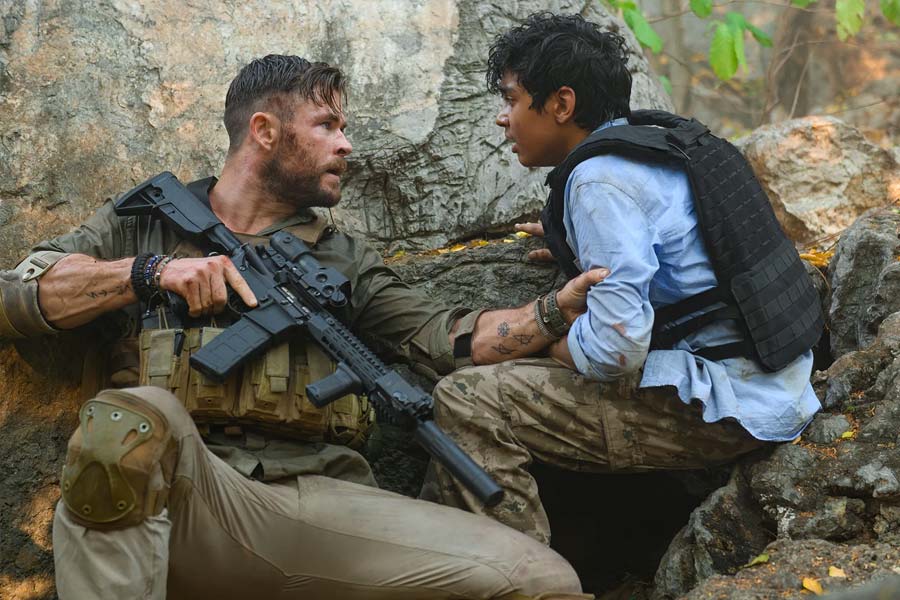 গুজরাতের আমদাবাদ এবং মুম্বইয়ের বিভিন্ন প্রান্তে হয়েছে ‘এক্সট্র্যাকশন’ ছবিটির শুটিং। ভারত ছাড়াও বাংলাদেশের ঢাকা এবং তাইল্যান্ডে শুটিং হয়েছে এই ছবির।