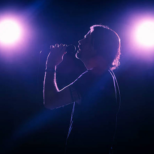 তবে এই তালিকায় যে সঙ্গীতশিল্পী প্রথম স্থানের অধিকারী, তিনি আসলে সুর বাঁধতেই বেশি ব্যস্ত থাকেন। দেশ-বিদেশের বিভিন্ন প্রান্তে অনুষ্ঠান করেন তিনি। তবুও হিন্দি মিউজ়িক ইন্ডাস্ট্রিতে যত নেপথ্য কণ্ঠশিল্পী রয়েছেন তাঁদের মধ্যে সর্বোচ্চ পারিশ্রমিক পান তিনি।