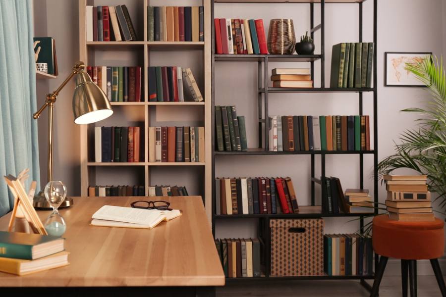 Image of book shelf.