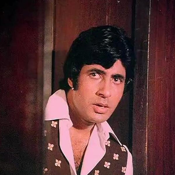 অন্য দিকে ১৯৬৯ সালে বলিপাড়ায় প্রথম পা রাখেন অমিতাভ। পাঁচ দশকে ২০০টির বেশি ছবিতে অভিনয় করেছেন তিনি। হিন্দি ফিল্মজগতে দ্বিতীয় সুপারস্টার এবং পরবর্তী কালে মেগাস্টার হিসাবে নিজের পরিচিতি গড়ে তোলেন অমিতাভ।