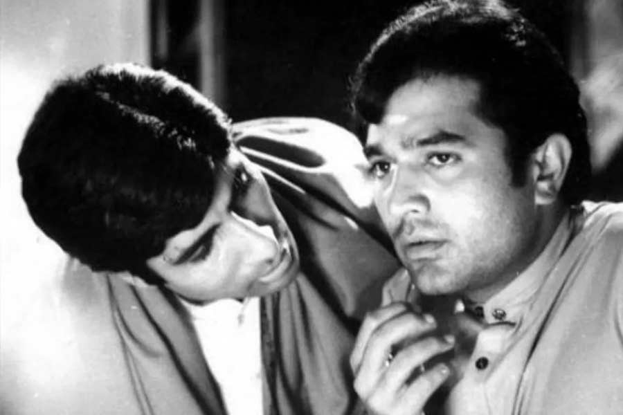 প্রেমের দাবি, রাজেশ তাঁর কেরিয়ারে যে ভুল করেছিলেন, সেই ভুল অমিতাভ করেননি বলেই আজও বলিপাড়ায় জনপ্রিয় তারকাদের মধ্যে তাঁর নাম স্বর্ণাক্ষরে লেখা রয়েছে।