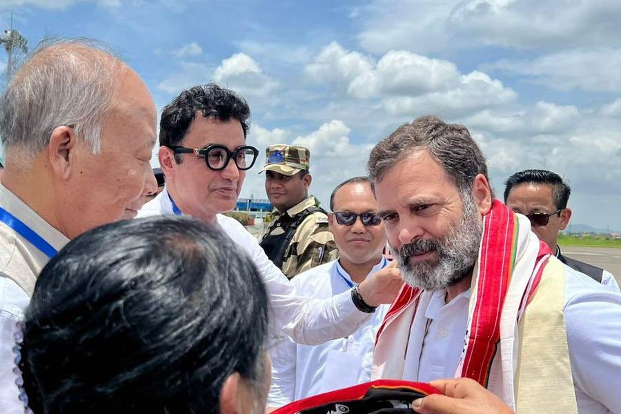 Convoy of Congress leader Rahul Gandhi stopped by Manipur police near Imphal