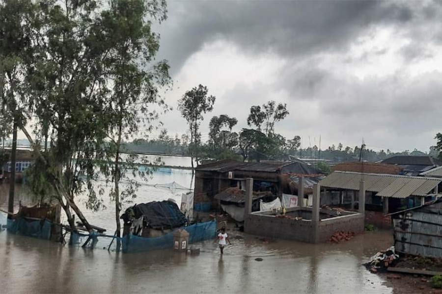 জলে ডুবে রাস্তা।