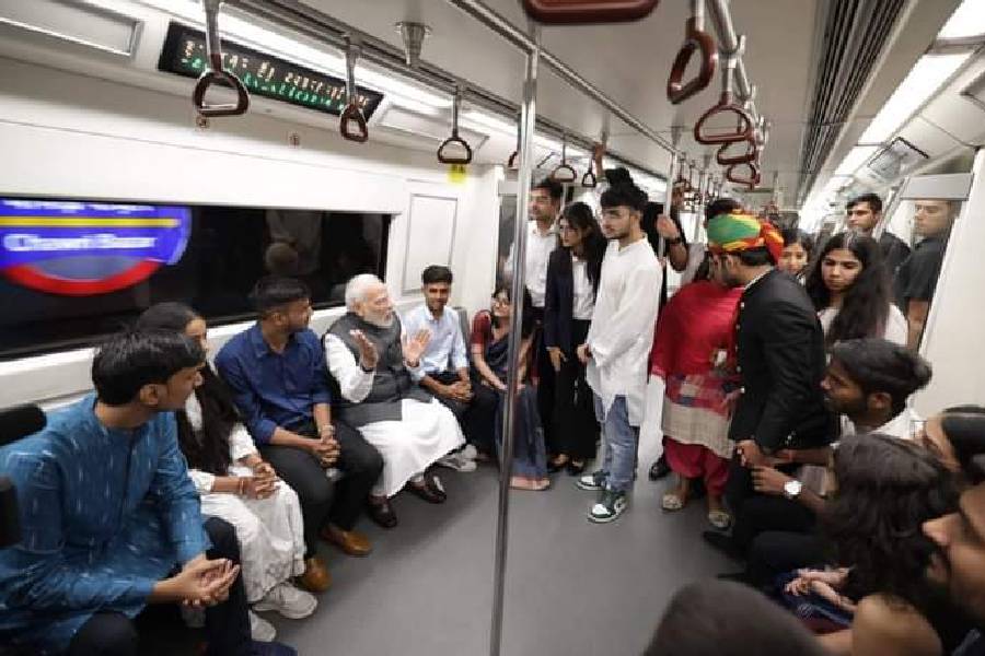 PM Narendra Modi Takes Delhi Metro tp reach Delhi University