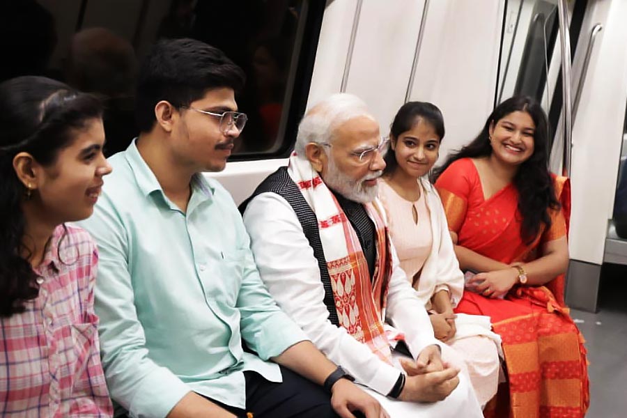 PM Narendra Modi Takes Delhi Metro tp reach Delhi University 