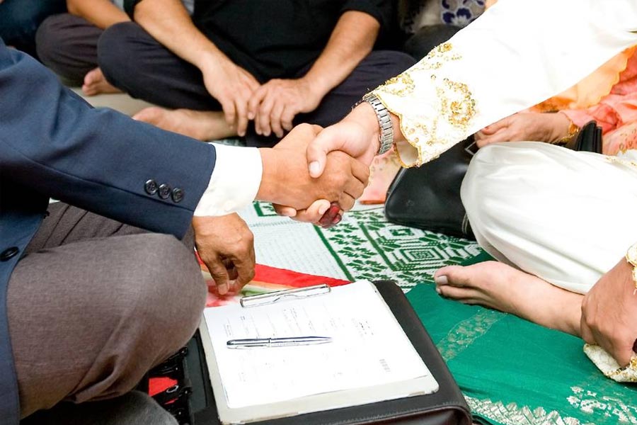 ভারতের বিভিন্ন রাজ্যে এখন প্রায় ১৫টি পারিবারিক আইন চালু রয়েছে। অভিন্ন দেওয়ানি বিধি কার্যকর হলে সেগুলি অপ্রাসঙ্গিক হয়ে পড়বে। এতে বিভিন্ন ধর্মীয় জনগোষ্ঠীর স্বাধিকার খর্ব হবে বলে আইন বিশেষজ্ঞদের একাংশের মত।