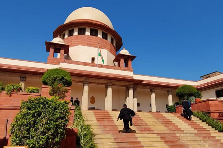 আবার সংবিধানের ২৬(বি) অনুচ্ছেদ অভিন্ন দেওয়ানি বিধি কার্যকরের পথে প্রশ্ন তুলছে। ওই অনুচ্ছেদে, ধর্মীয় বিধি অনুসরণের বিষয়ে সংশ্লিষ্ট ধর্মকে সম্পূর্ণ স্বাধিকার দেওয়া হয়েছে। অভিন্ন দেওয়ানি বিধি কোনও ধর্মের অন্তর্গত পারিবারিক আইন পালনে অন্তরায় হবে।