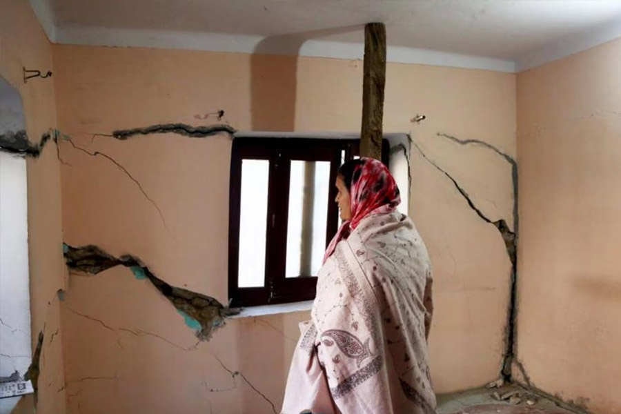 Cracks appear in Uttarkashi villege houses in Uttarakhand