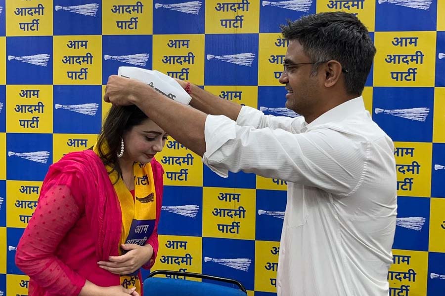 Image of Chahat Pandey joining AAP