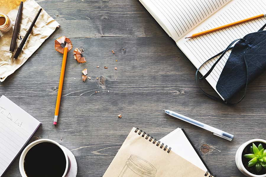 এক দিন মাইকেলের মা তাঁর ঘরে গিয়ে দেখেন যে, টেবিলের উপর প্রচুর পেনসিল, রাবার এবং খাতা ছড়ানো। এত কিছু মাইকেলের কাছে কী করে এল তা নিয়ে প্রশ্ন করায় মাইকেল তাঁর মাকে জানান যে, এগুলো কেনার সামর্থ্য নেই তাই চুরি করে নিয়ে এসেছেন। ১৩ বছর বয়সে চার জন ডাকাতের সঙ্গে চুরির অপরাধে গ্রেফতার করা হয় মাইকেলকে। জুভেনাইল আদালতে হাজিরাও দিতে হয় তাঁকে।