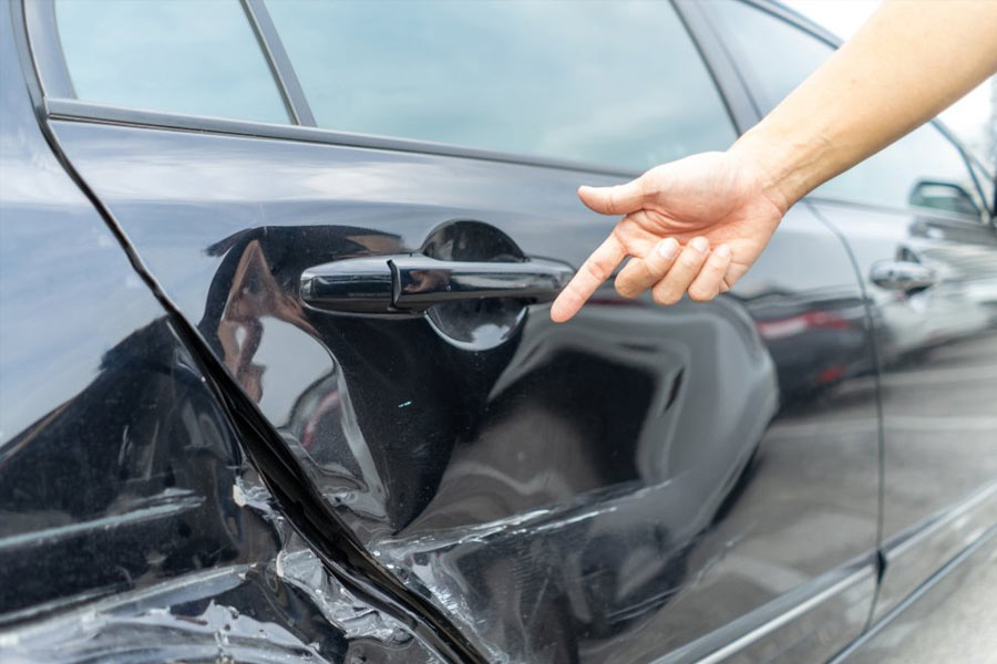 মাইকেল প্রথম বার গ্রেফতার হন গাড়ির ক্ষতি করার অভিযোগে। প্রেমিকার বাবার সঙ্গে কথা কাটাকাটি হওয়ায় পার্কিংয়ে রাখা গাড়িগুলিতে ঘুষি মারছিলেন তিনি। তার ফলে গাড়িগুলির ক্ষতি হয়। জরিমানা দিয়ে ছাড়া পান মাইকেল।