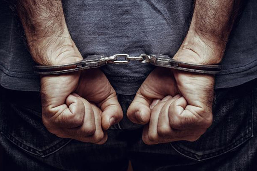 বিয়ের দু’বছর পর অস্ত্র পাচারের অভিযোগে গ্রেফতার হন ২২ বছরের মাইকেল। ৭ বছর জেলের শাস্তি দেওয়া হয় তাঁকে। হেফাজতে থাকাকালীন দু’জন অপরাধীকে মারধর করেন মাইকেল। তাঁকে অন্য জেলে স্থানান্তরিত করা হয়। সেখানেও ঝামেলায় জড়িয়ে পড়েন তিনি।