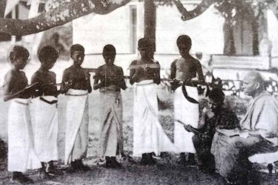  স্কুলে যাওয়া একেবারেই না-পসন্দ ছিল গোপালস্বামীর। ক্লাস চলাকালীন শিক্ষকদের উত্ত্যক্ত করার জন্য তাঁকে বহু বার শাস্তি পেতে হয়। তৃতীয় শ্রেণিতে পড়তে পড়তেই তিনি স্কুলে যাওয়া বন্ধ করেন।   