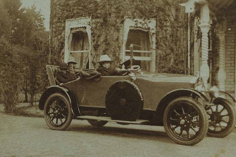  পড়াশোনার পাট চুকিয়ে গোপালস্বামী তাঁর বাবাকে কৃষিকাজে সাহায্য করতে শুরু করেন। মাত্র ১৬ বছর বয়সে এক ব্রিটিশ আধিকারিকের কাছে রুজ মোটরবাইক দেখে তিনি আকৃষ্ট হন। কিন্তু সেই সময় মোটরবাইক কেনার সামর্থ্য তাঁর ছিল না।