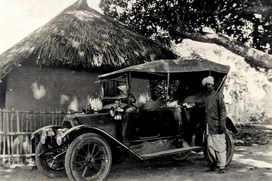 মোটরবাইকের নেশায় গ্রাম ছেড়ে কোয়ম্বত্তূরে চলে আসেন গোপালস্বামী। উদ্দেশ্য প্রচুর টাকা রোজগার করে মনের মতো বাইক কেনা। সেখানে প্রায় তিন বছর ধরে এক জন হোটেলে কর্মী হিসাবে তিনি কাজ করেন। তিন বছরের কঠোর পরিশ্রমে একটি মোটরবাইক কেনার মতো অর্থ সঞ্চয় করে আবার বাড়ি ফিরে যান।   