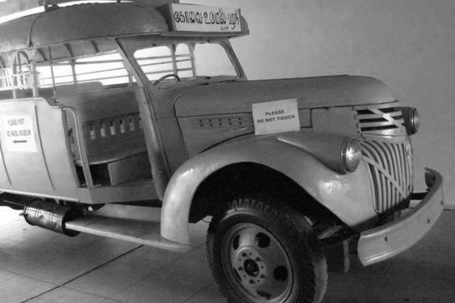 ১৯৫২ সালে একটি দুই আসনযুক্ত পেট্রলচালিত গাড়ি তৈরি করে গোপালস্বামী দেশবাসীকে তাক লাগিয়ে দেন। যাতে সেই গাড়ি সাধারণের নাগালে আসতে পারে, তাই মাত্র ২০০০ টাকার বিনিময়ে সেই গাড়ি বাজারজাত করার সিদ্ধান্ত নেন। কিন্তু দুর্ভাগ্যবশত সরকার তাঁকে প্রয়োজনীয় অনুমোদনপত্র (লাইসেন্স) দিতে অস্বীকার করে। পরবর্তী কালে এই গাড়ি তৈরি বন্ধও করে দেওয়া হয়।   