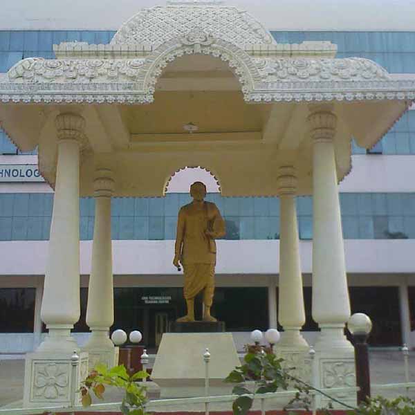 পরে কলেজটির নাম দেওয়া হয় গভর্নমেন্ট কলেজ অফ টেকনোলজি (জিসিটি)। গোপালস্বামী নিজে ওই কলেজের অধ্যক্ষ ছিলেন। তবে অধ্যক্ষ পদে বসে ব্রিটিশ সরকারের সঙ্গে কলেজ পরিচালনা নিয়ে তাঁর মতবিরোধ বাধে। গোপালস্বামীর যুক্তি ছিল চার বছর ধরে পলিটেকনিক পড়িয়ে ছাত্রদের সময় নষ্ট করা হচ্ছে। এর বদলে যদি ডিগ্রি অর্জনের সময় কমানো যায়, তা হলে পড়ুয়ারা বাইরে কাজ করে বেশি অভিজ্ঞতা সঞ্চয় করবে। তবে ব্রিটিশ সরকার তাঁর সঙ্গে মতপোষণ না করায় গোপালস্বামী নিজের পদ থেকে পদত্যাগ করেন।