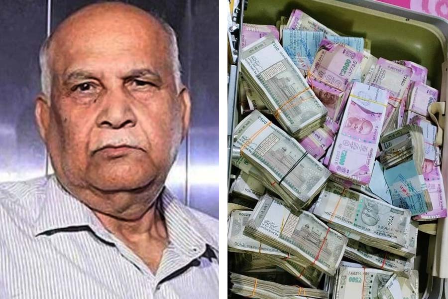 CBI conducts searches in recruitment scam accused SP Sinha\\\'s house and recovers 50 lacs rupees, gold and some documents