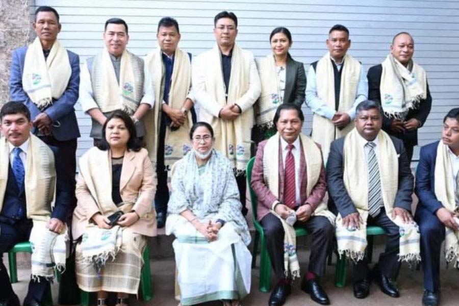 কলকাতায় এসে সদলে তৃণমূলে যোগ দেন মুকুল সাংমা।