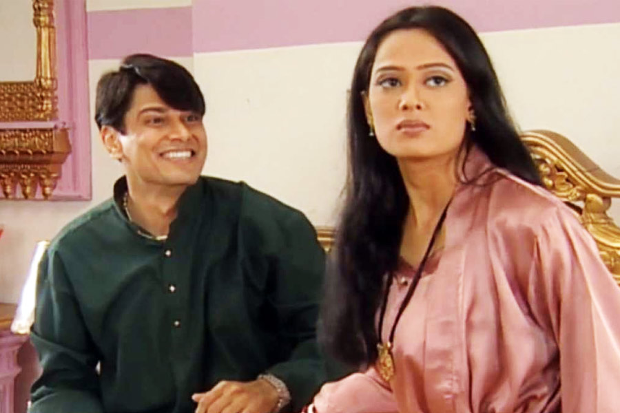 সোম থেকে শুক্র, ঘড়ির কাঁটায় দুপুর সাড়ে ১২টা বাজলেই টিভির সামনে ছোটখাটো ভিড়। চোখ স্টার প্লাসের পর্দায়। বাঙালি হোক বা অবাঙালি, প্রায় প্রতি ঘরেই চেনা সুরে বেজে উঠত জনপ্রিয় ধারাবাহিকের নেপথ্য সঙ্গীত, ‘কসৌটি জ়িন্দেগি কি’।