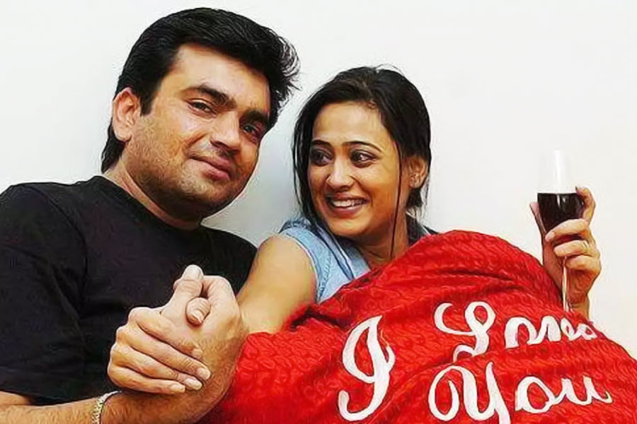 ১৯৯৮ সালে রাজা চৌধুরীর সঙ্গে শ্বেতার বিয়ে হয়। তাঁদের কন্যা পলকের জন্ম ২০০০ সালে। তার পরের বছরেই শ্বেতার কেরিয়ার নতুন মোড় নেয়। মোড় ঘুরে যায় শ্বেতার বিবাহিত জীবনেও।