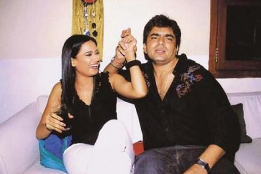 ‘কসৌটি জ়িন্দেগি কি’ যখন দর্শককে নতুন ধরনের হিন্দি সিরিয়ালের স্বাদ দিচ্ছে, তখন ওই সিরিয়ালেই ছারখার হয়ে যাচ্ছিল শ্বেতার সংসার। অল্প সময়ের মধ্যে যে জনপ্রিয়তা তিনি কুড়িয়েছিলেন, তা ঢেকে দিয়েছিল তাঁর স্বামীর কেরিয়ারকে। রাজা সফল হতে পারেননি। বা বলা ভাল, সফল হওয়ার সুযোগ পাননি।