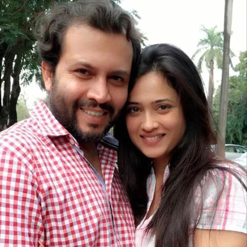 শ্বেতা-অভিনব প্রায় ৩ বছর চুটিয়ে প্রেম করেন। লিভ ইন সম্পর্কেও ছিলেন তাঁরা। ২০১৩ সালে তাঁদের বিয়ে হয়। ২০১৬ সালে জন্ম নেয় শ্বেতা-অভিনবের সন্তান রেয়াংশ।