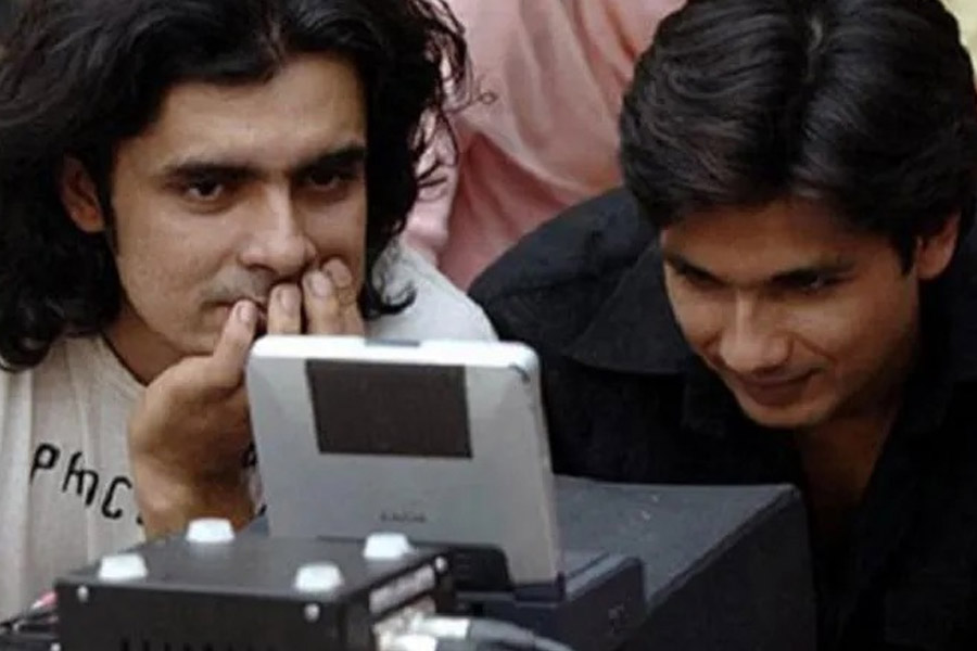 Photograph of Imtiaz Ali and Shahid Kapoor from the set of Jab We Met.