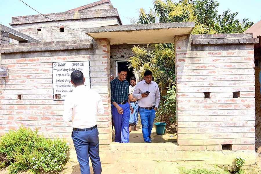 ওন্দার রতনপুরের ঘোলকুণ্ডা গ্রামে কেন্দ্রীয় প্রতিনিধিরা। নিজস্ব চিত্র