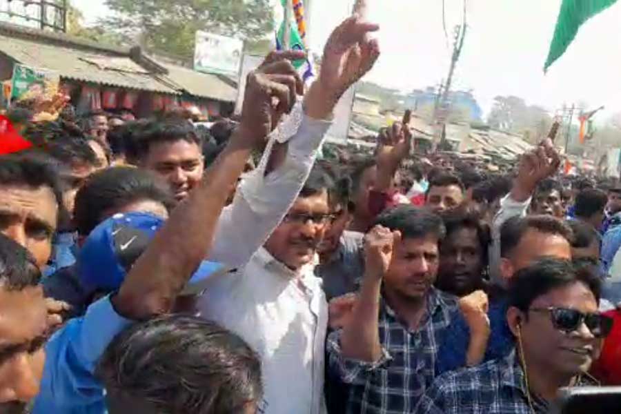 আবির খেলায় মাতলেন কংগ্রেস সমর্থকরা।