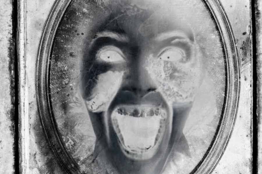 ভয়ের সিনেমায় মাঝেমধ্যেই দেখা মেলে এ ধরনের ছবির। এদের নেপথ্যে লুকিয়ে থাকে কোনও না কোনও অভিশাপের কাহিনি। কোনও ছবি আবার নিজেই ‘ভৌতিক’। তবে সিনেমায় কী না হয়! বাস্তবে তেমন কিছু ঘটে না বলেই মনে হয়। কিন্তু এমন কিছু ছবির কথা আবিশ্ব ছড়িয়ে রয়েছে, যারা হয় ভূতুড়ে, নয় অভিশপ্ত। তাদের নিয়ে পল্লবিত রয়েছে নানান কাহিনি। 