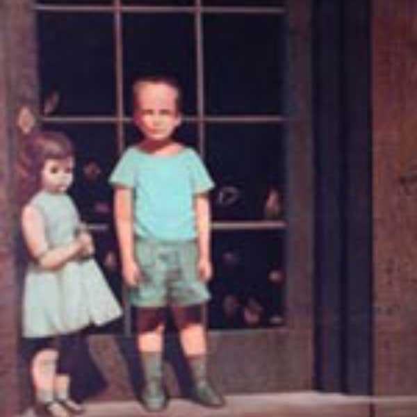 আমেরিকান চিত্রকর বিল স্টোনহ্যাম ১৯৭২ সালে আঁকেন ‘দ্য হ্যান্ডস রেজ়িস্ট হিম’ ছবিটি। এক বালক এবং তার পাশে দাঁড়ানো এক মেয়েপুতুল। তারা দাঁড়িয়ে রয়েছে কাচের একটা দরজার সামনে। কাচের ও পাশে অসংখ্য হাত। এমনিতেই ছবিটা গা-ছমছমে। স্টোনহ্যাম জানিয়েছিলেন, ছবির বালকটি তাঁরই ৫ বছর বয়সের প্রতিকৃতি। আর দরজাটি জাগ্রত বাস্তবতা এবং কল্পিত ও অসম্ভবের জগতের মাঝখানে দাঁড়িয়ে রয়েছে। পুতুলটি যেন বালকটিকে এই দুই বাস্তবতার মাঝখানে দাঁড়িয়ে সঙ্গ দিচ্ছে, তাকে হয়তো দিশা বাতলে দিচ্ছে। এই ছবিটিকে ঘিরে ভৌতিকতার কাহিনি পল্লবিত হয়ে শুরু করে। বলা হতে থাকে, ছবির বালক এবং পুতুল নাকি নড়াচড়া করে, কখনও কখনও ক্যানভাস ছেড়ে তারা বেরিয়েও যায়।