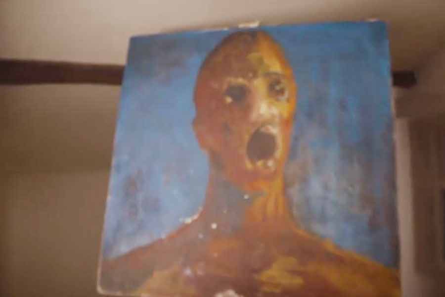 ২০১০ সালে এক অজ্ঞাতপরিচয় শিল্পীর আঁকা ‘দি অ্যাঙ্গুইশড ম্যান’ নামের একটি ছবি সমাজমাধ্যমে ঘোরাফেরা করতে শুরু করে। ছবিটির মালিক সন রবিনসন নামে এক ব্রিটিশ নাগরিক। তাঁর দাবি, ছবিটি আঁকার সময় শিল্পী নাকি নিজের রক্ত ব্যবহার করেছিলেন এবং আঁকা শেষ হলে তিনি আত্মহত্যা করেন। ইউটিউবে ছবিটি নিয়ে একটি ভিডিয়ো প্রকাশ করেন, যেখানে তিনি দাবি করেন যে, ছবিটি তাঁর বাড়িতে আসার পর থেকে তিনি মাঝেমাঝেই কান্না ও গোঙানির শব্দ শুনতে পান। 