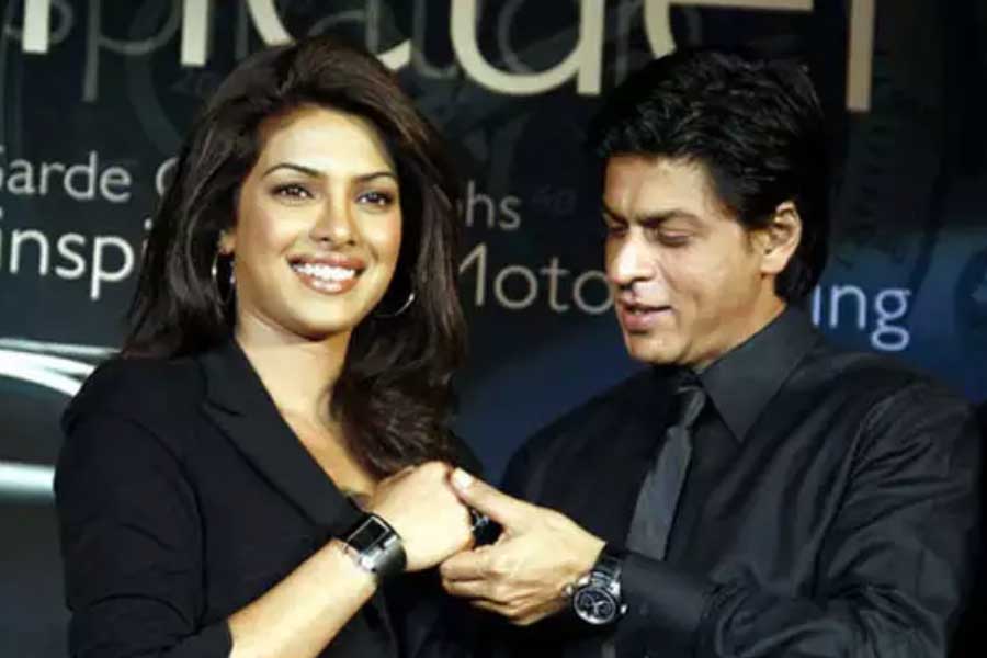Photograph of Shah Rukh Khan and Priyanka Chopra.