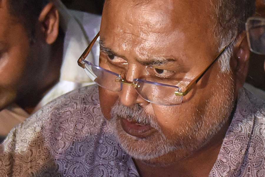 thief slogan against Partha Chatterjee, people asks for partha\'s capital punishment