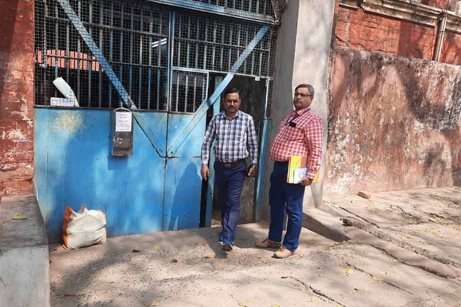 CBI interrogates Anubrata Mondal at Asansol jail