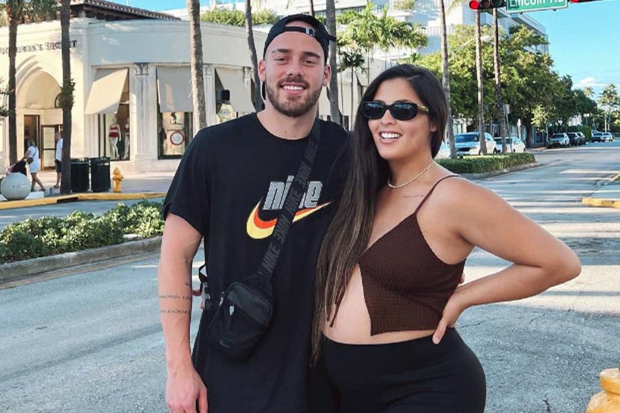 অন্তঃসত্ত্বা হতে চাইতেন না বলে গর্ভনিরোধক ওষুধও খেতেন ড্যানিয়েল। তিনি জানান, দীর্ঘ আট বছর টানা গর্ভনিরোধক ওষুধ খেয়েছেন তিনি। কিন্তু পরে তিনি এই ওষুধ না খাওয়ার সিদ্ধান্ত নিয়েছিলেন।