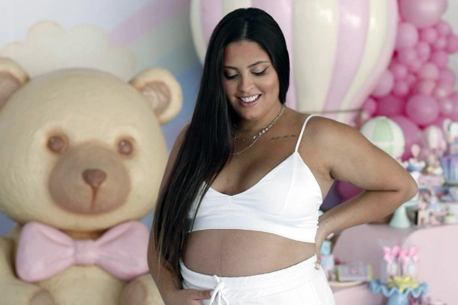 তবে, তিনি যে ২৫ বছর বয়সেই গর্ভবতী হয়ে যাবেন তা কল্পনা করতে পারেননি ড্যানিয়েল। তাঁর কথায়, ‘‘যে মুহূর্তে আমি গর্ভনিরোধক ওষুধ খাওয়া বন্ধ করলাম, তার ঠিক এক মাসের মধ্যে আমি অন্তঃসত্ত্বা হয়ে পড়ি।’’