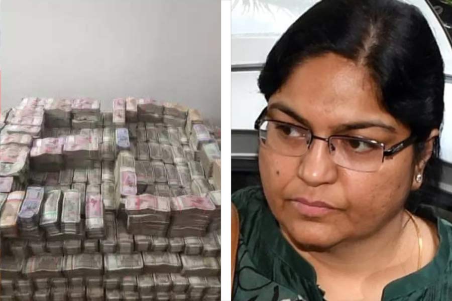 ED seized 3 crores rupees cash in a money laundering case aginst Jharkhanad Bureaucrat
