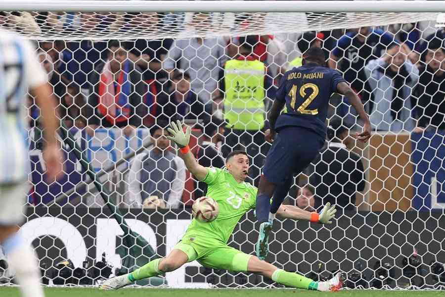 Emiliano Martinez saves Kolo Muani's shot