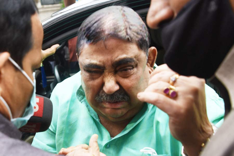 তৃণমূলের জেলা সভাপতি তিনি। কিন্তু অনুব্রত মণ্ডল ওরফে কেষ্টর নামে জানে রাজ্যবাসী। তৃণমূল রাজ্যে ক্ষমতায় আসা ইস্তক বার বার কেষ্টর নাম শোনা গিয়েছে। সবই তাঁর গরমাগরম মন্তব্যের জন্য। কখনও পঞ্চায়েত ভোটের আগে বিরোধীদের হুঁশিয়ারি দিয়েছেন পাঁচনের। কখনও তাঁর ‘চড়াম, চড়াম’ মন্তব্যে হুমকি দেখেছে বিরোধীরা। কিন্তু সেই ‘হেভিওয়েট’ কেষ্ট এখন কষ্টে আছেন। গত কয়েক মাসে হুড়মুড় করে ওজন কমেছে তাঁর। বার বার স্বাস্থ্যজনিত কারণ দেখিয়ে জামিন চেয়েছেন তিনি। কিন্তু প্রতি বারই তা নাকচ হয়েছে। ঠিক কী কী অসুখ আছে কেষ্টর?