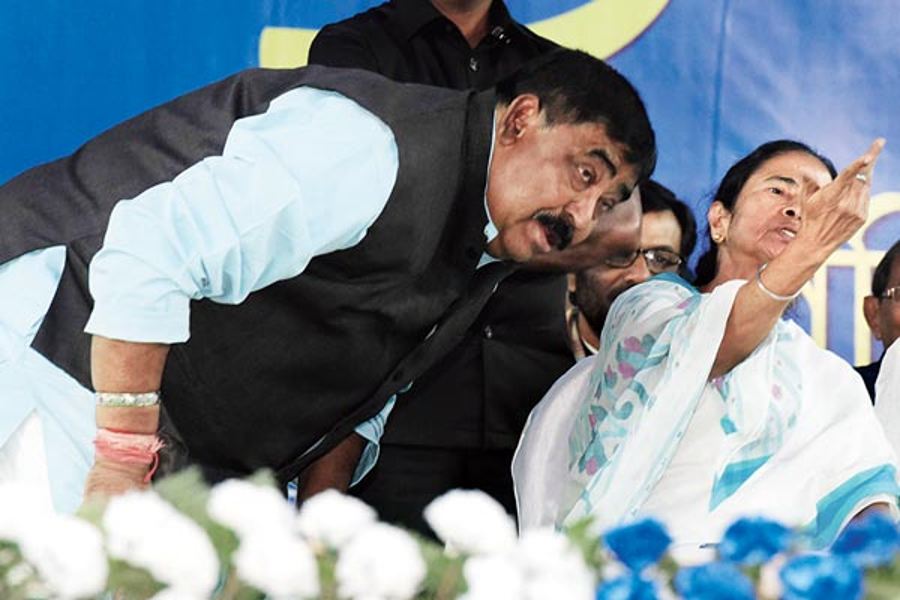 ‘ঠোঁটকাটা’ অনুব্রতকে অনেক বার বকাবকিও করেছেন ‘দিদি’। তবে দায়ী করেছেন বিরোধীদের। ২০১৮ সালে যেমন। বীরভূমের আমোদপুরের একটি সভায় একই মঞ্চে রয়েছেন মমতা এবং অনুব্রত। অনুব্রতকে কুকথা বলানোর জন্য মমতা দায়ী করেন ‘প্ররোচনা’কে। মমতার কথায়, ‘‘আমি প্রায়ই শুনি, ওরা বীরভূমে আসে আর কেষ্টর নামে অকথা-কুকথা বলে। কেষ্ট যদি মাথা গরম করে একটা বাজে কথা বলে, তা হলে সংবাদমাধ্যম সেটা বার বার দেখায়। অথচ ভেবে দেখেছেন কি, এই ছেলেটাকে প্ররোচনা দেওয়া হয়! উত্তেজিত করার জন্য কথা বলা হয়। সেটা লেখা হয় কই!’’