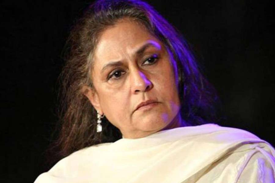 Jaya Bachchan happily posed in front of paparazzi everyone surprised